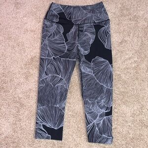 Women’s The North Face Gray Patterned Capri Leggings Medium